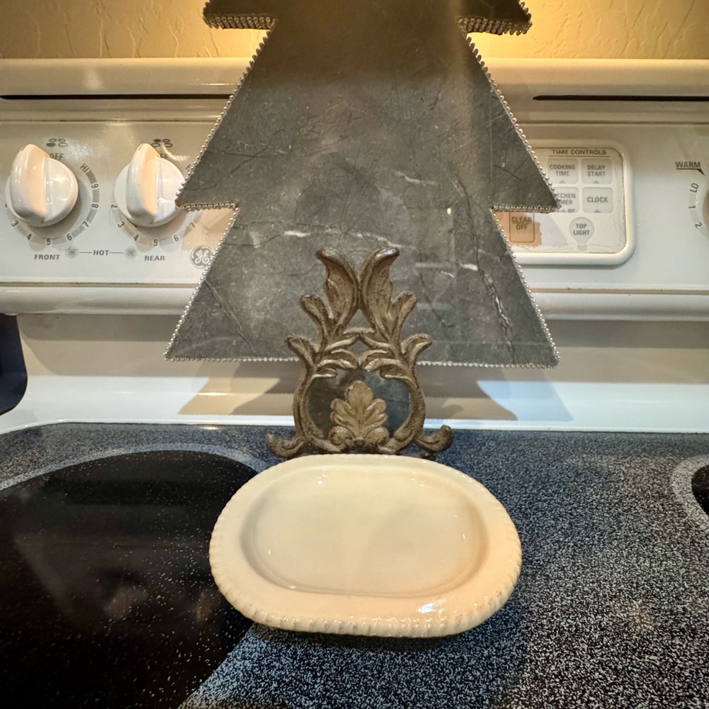 GG Collection Cream Soap Dish with Gold Accents